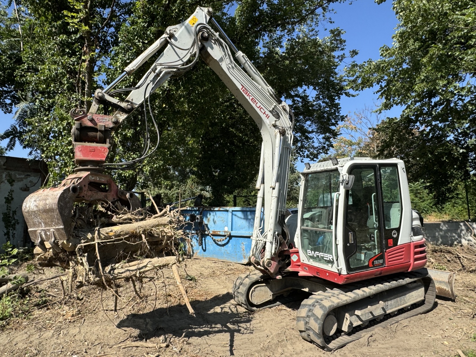 Pásové rýpadlo Takeuchi TB290 pri zemných prácach Baffer